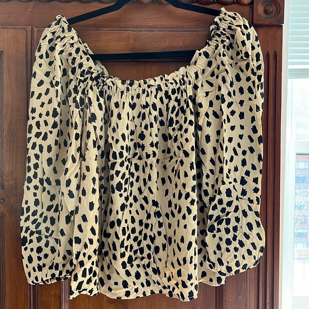 Vineyard vines, off shoulder or on shoulder flowy top!